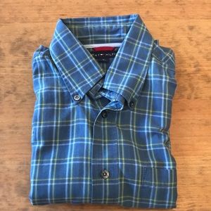 Tommy Hilfiger plaid Medium 100% cotton buttondown shirt armpit to armpit 24